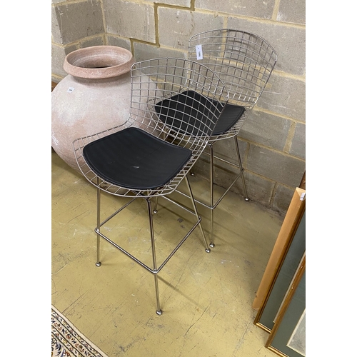 1117 - A pair of Harry Bertoia style chrome wired bar chairs with black leather seat pads, width 75cm, heig... 