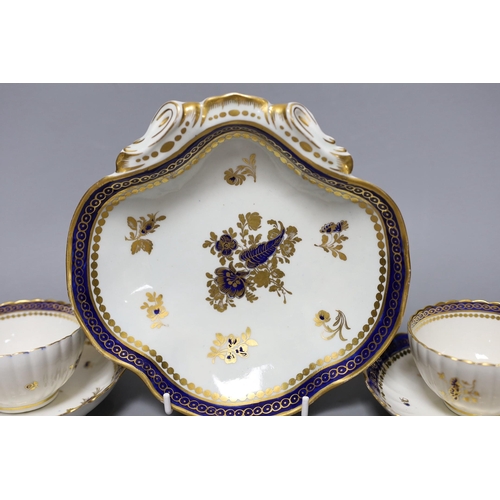 363 - A pair of late 18th century Caughley Salopian teabowls and saucers together with a matching dish... 