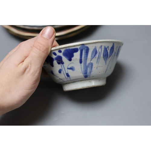 375 - A group of 18th / 19th century Chinese blue and white plates and bowls, Largest 22 cm diameter... 