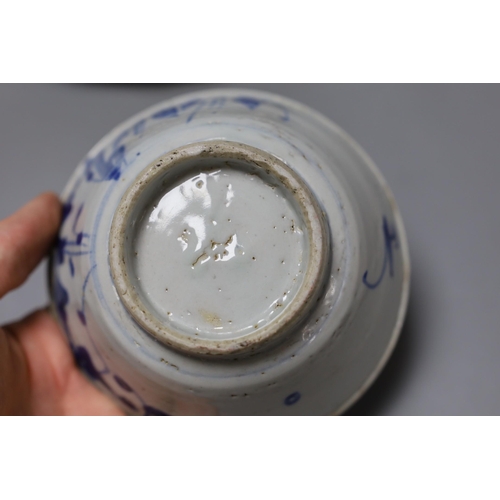 375 - A group of 18th / 19th century Chinese blue and white plates and bowls, Largest 22 cm diameter... 