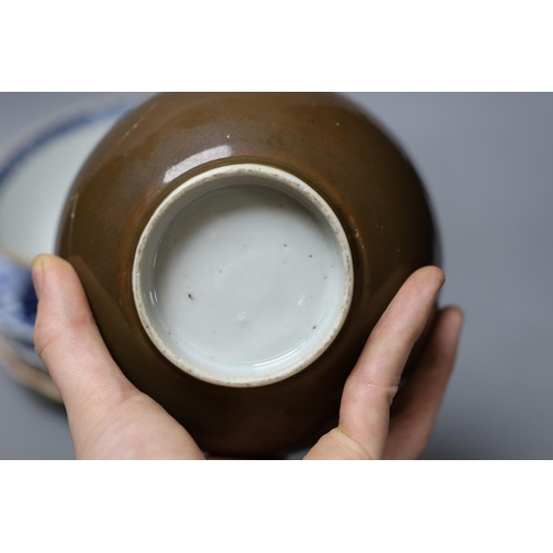 375 - A group of 18th / 19th century Chinese blue and white plates and bowls, Largest 22 cm diameter... 