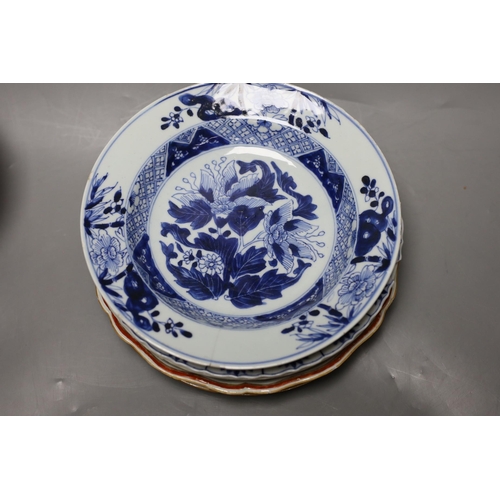 375 - A group of 18th / 19th century Chinese blue and white plates and bowls, Largest 22 cm diameter... 