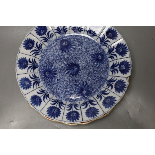 375 - A group of 18th / 19th century Chinese blue and white plates and bowls, Largest 22 cm diameter... 