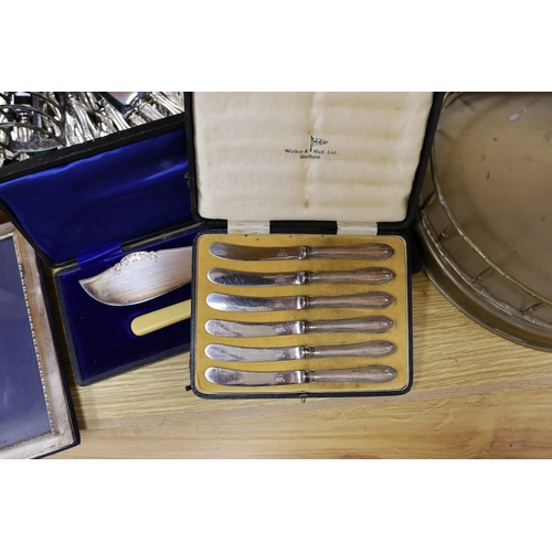 472 - Miscellaneous plated cutlery and silver photograph frame