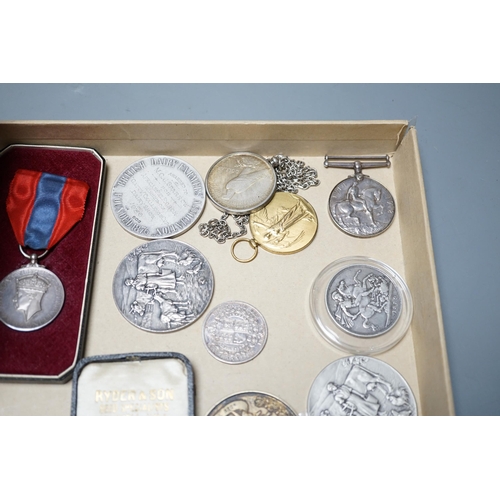 600 - A group of silver commemorative medals, a Victoria 1889 crown, 1880 halfcrown, two cased ISM and to ... 