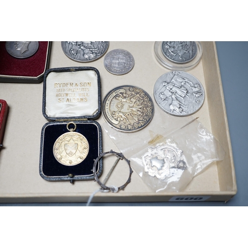 600 - A group of silver commemorative medals, a Victoria 1889 crown, 1880 halfcrown, two cased ISM and to ... 