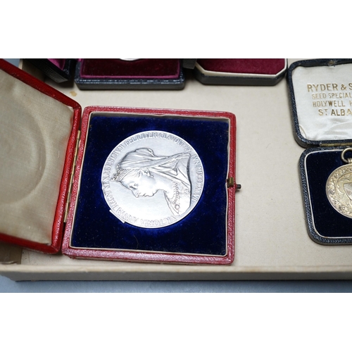 600 - A group of silver commemorative medals, a Victoria 1889 crown, 1880 halfcrown, two cased ISM and to ... 