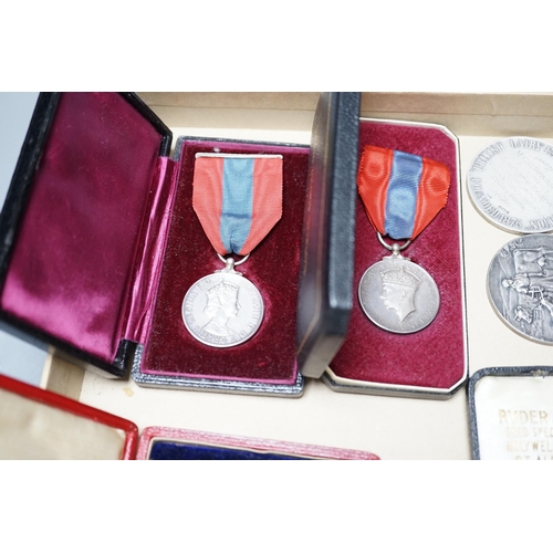 600 - A group of silver commemorative medals, a Victoria 1889 crown, 1880 halfcrown, two cased ISM and to ... 