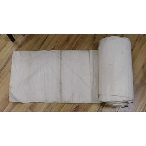 632 - 25 metres of French provincial linen