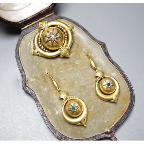 926 - A cased Victorian yellow metal and emerald? set demi parure, comprising a brooch and pair of drop ea... 