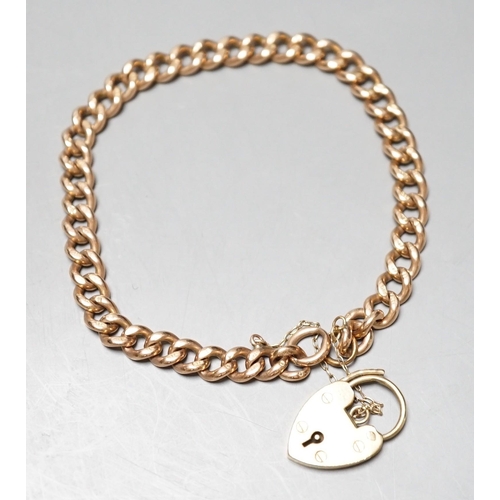 938 - A 9ct gold curblink bracelet, with heart shaped padlock clasp, approx. 19cm, 20 grams.