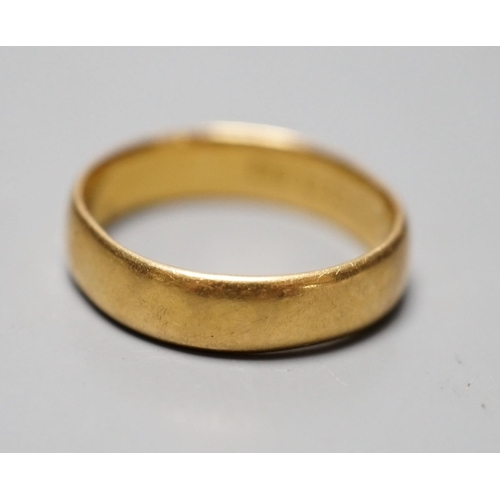 939 - A George V 22ct gold wedding band, London, 1911, size L, 4.7 grams.