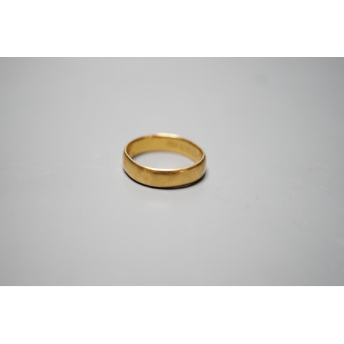 939 - A George V 22ct gold wedding band, London, 1911, size L, 4.7 grams.