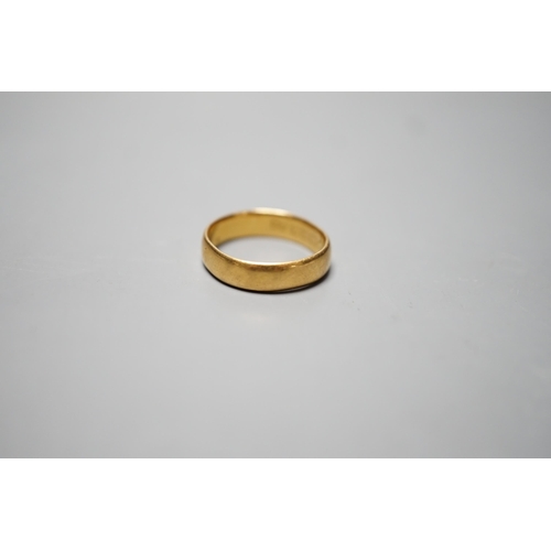 939 - A George V 22ct gold wedding band, London, 1911, size L, 4.7 grams.