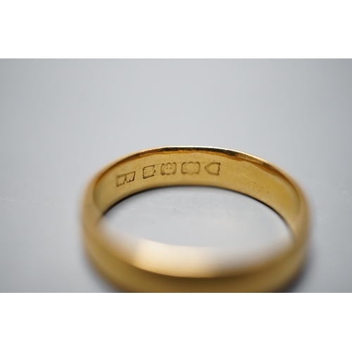 939 - A George V 22ct gold wedding band, London, 1911, size L, 4.7 grams.