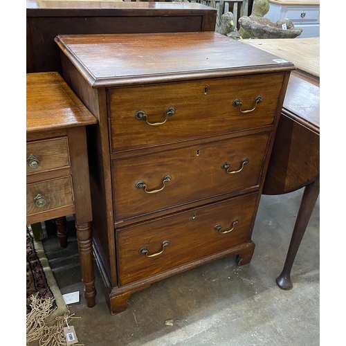 1013 - A George III style mahogany chest of three drawers, width 63cm