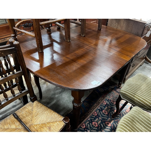 1055 - An Edwardian mahogany extending dining table, length 180cm extended, one spare leaf, width 107cm, he... 