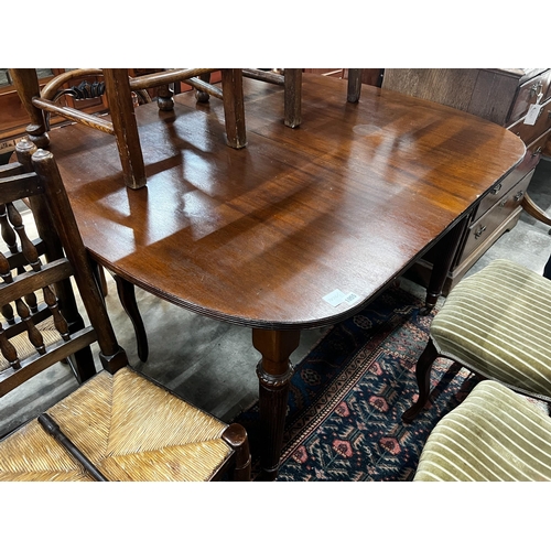 1055 - An Edwardian mahogany extending dining table, length 180cm extended, one spare leaf, width 107cm, he... 