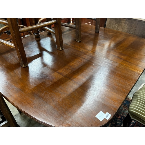 1055 - An Edwardian mahogany extending dining table, length 180cm extended, one spare leaf, width 107cm, he... 