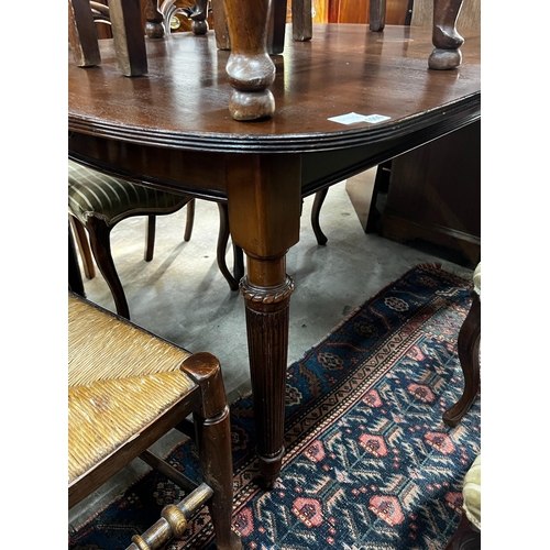 1055 - An Edwardian mahogany extending dining table, length 180cm extended, one spare leaf, width 107cm, he... 
