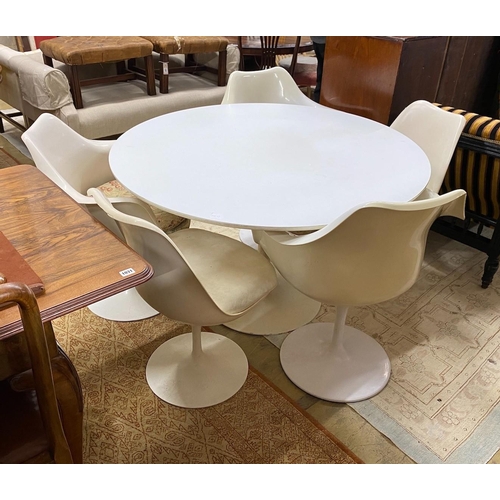 1032 - A "tulip" design dining table, diameter 120cm, height 72cm, and five chairs.