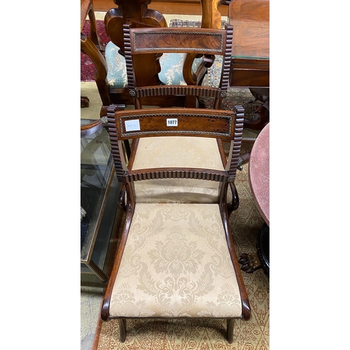 1077 - A pair of Regency brass mounted mahogany dining chairs