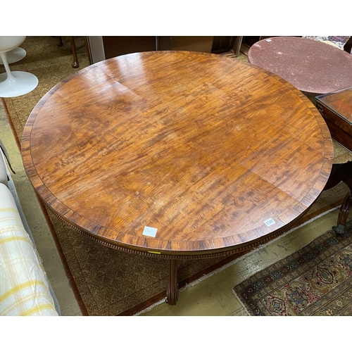 1107 - A Regency circular rosewood banded mahogany breakfast table, diameter 130cm, height 70cm