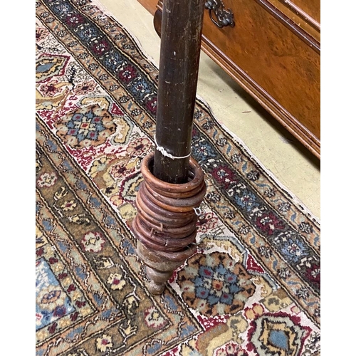 1118 - A Victorian curtain pole with assorted rings, length 181cms.