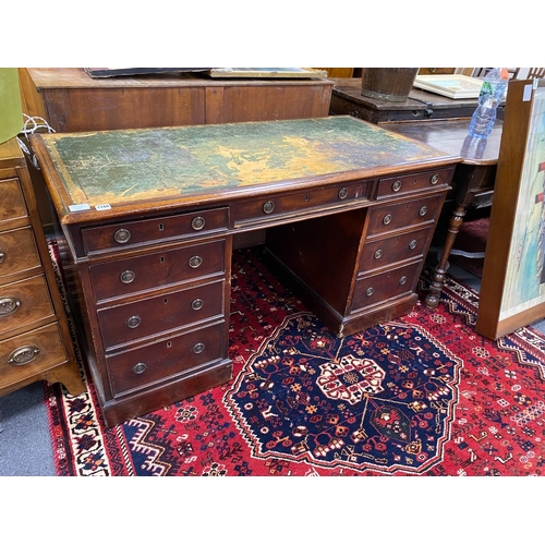 1189 - A Victorian mahogany pedestal desk, length 136cm, depth 67cm, height 73cm