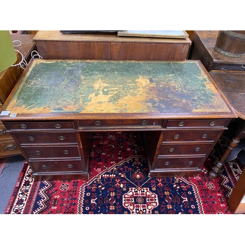 1189 - A Victorian mahogany pedestal desk, length 136cm, depth 67cm, height 73cm