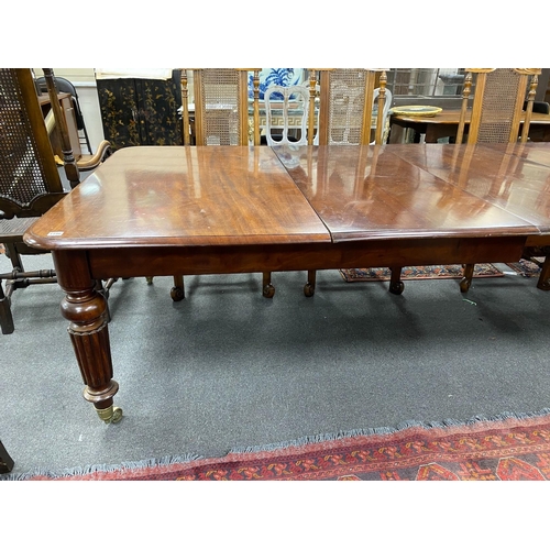 1196 - A Victorian mahogany extending dining table, 320cms extended, three spare leaves, depth 130cms, heig... 