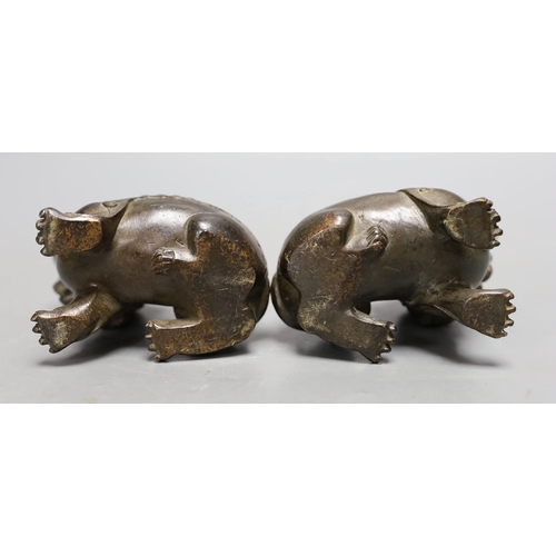 1256 - A pair of 18th/19th century Chinese or Japanese bronze lion-dog figures, 8cms high