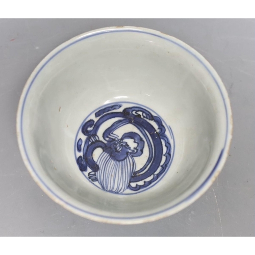 1266 - A Chinese late Ming blue and white chilong bowl, 16th/17th century, 12cm Four character mark to ba... 