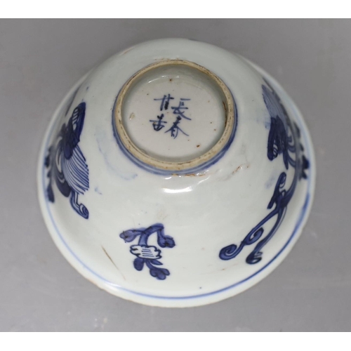 1266 - A Chinese late Ming blue and white chilong bowl, 16th/17th century, 12cm Four character mark to ba... 