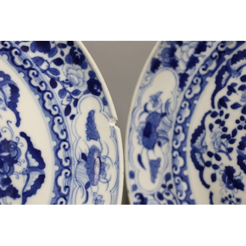 1281 - A pair of 19th century Chinese blue and white dishes, 26cms diameter