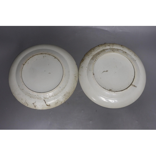 1281 - A pair of 19th century Chinese blue and white dishes, 26cms diameter