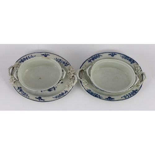 1462 - A pair of Caughley blue and white butter tubs, covers and stands, c.1780, stands 19cms wide, tubs an... 