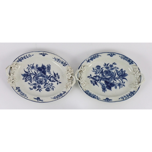 1462 - A pair of Caughley blue and white butter tubs, covers and stands, c.1780, stands 19cms wide, tubs an... 