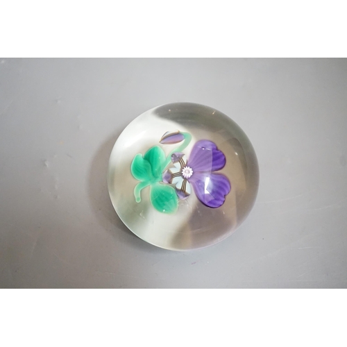 1508 - An SGS purple pansy small paperweight, no.108/500, dated 1999