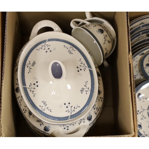 1564 - A Royal Doulton dinner and tea service, 76 pieces, Cambridge pattern