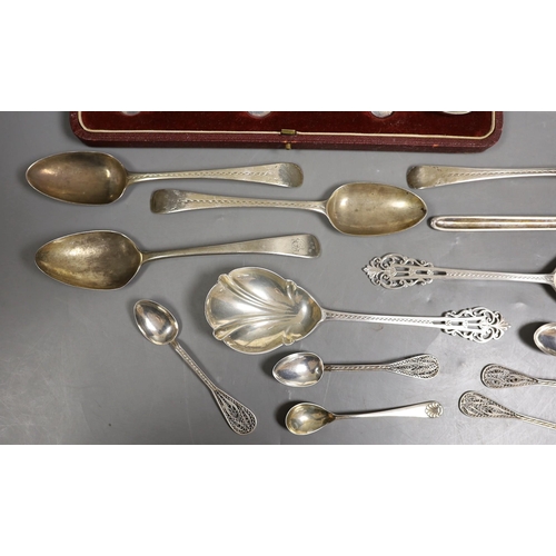 1822 - A cased set of George V silver  Old English pattern soup spoons, Harrod's Ltd, Sheffield, 1934 and a... 