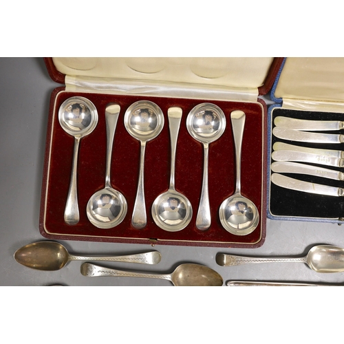 1822 - A cased set of George V silver  Old English pattern soup spoons, Harrod's Ltd, Sheffield, 1934 and a... 