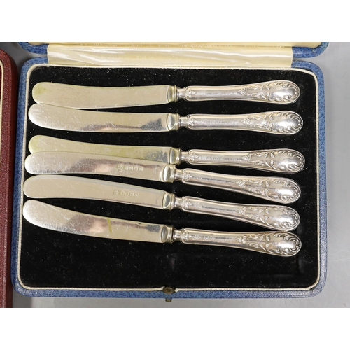 1822 - A cased set of George V silver  Old English pattern soup spoons, Harrod's Ltd, Sheffield, 1934 and a... 