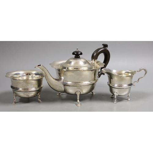 1826 - A George V silver three piece tea set,  Nathan & Hayes, Birmingham, 1915, gross 14.4oz.