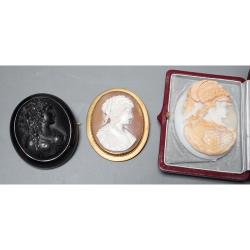 1882 - A good quality unmounted oval cameo shell, carved with the bust of a Roman soldier to sinister, 56mm... 