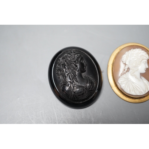 1882 - A good quality unmounted oval cameo shell, carved with the bust of a Roman soldier to sinister, 56mm... 