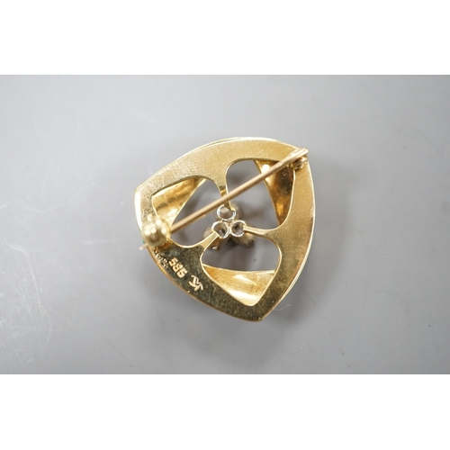 1930 - A modern brushed 14k yellow metal and three stone diamond cluster set tri-form brooch, 25mm, gross w... 