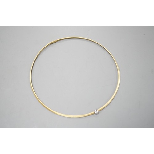 1942 - A modern 750 yellow metal and solitaire diamond set necklet, approx. 34-36cm, gross weight 8.2 grams... 