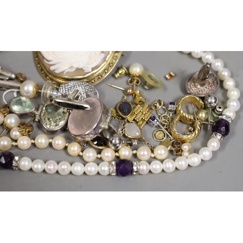 1950 - Sundry jewellery including a gilt white metal and gem set bracelet, a quartz set pendant, a 9ct gold... 