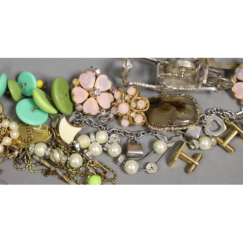 1954 - A mixed group of sundry jewellery and other items, including a cultured pearl bracelet(a.f) with 14k... 